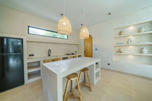 Geladeira, micro-ondas, cooktop, lava-louças