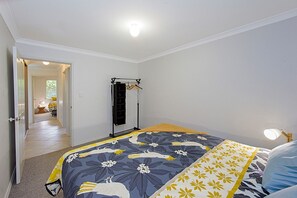 3 bedrooms, iron/ironing board, travel cot, free WiFi - Birds Nest – Tranquil  Retreat in Old Dunsborough (Dunsborough)