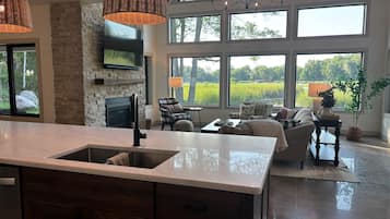 Una Smart TV, una chimenea