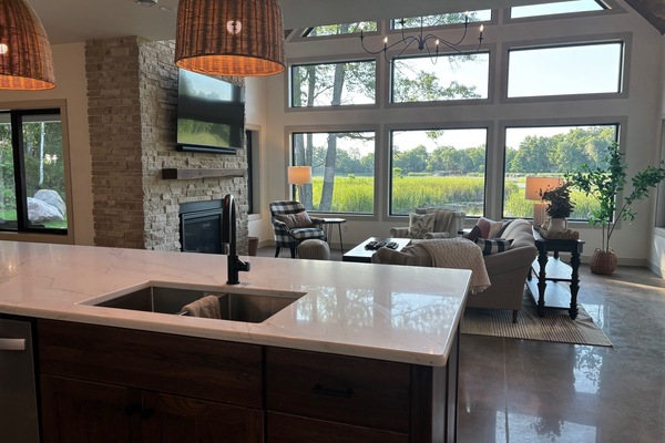 Una Smart TV, una chimenea