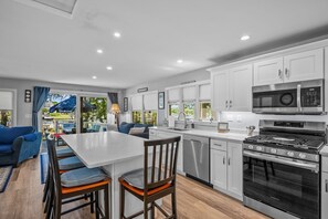 Fridge, microwave, oven, stovetop - Waterview Getaway: Kayak, Relax, Explore (Mashpee)