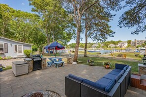 Outdoor dining - Waterview Getaway: Kayak, Relax, Explore (Mashpee)