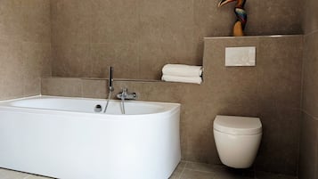 Haartrockner, Handtücher, Seife, Toilettenpapier