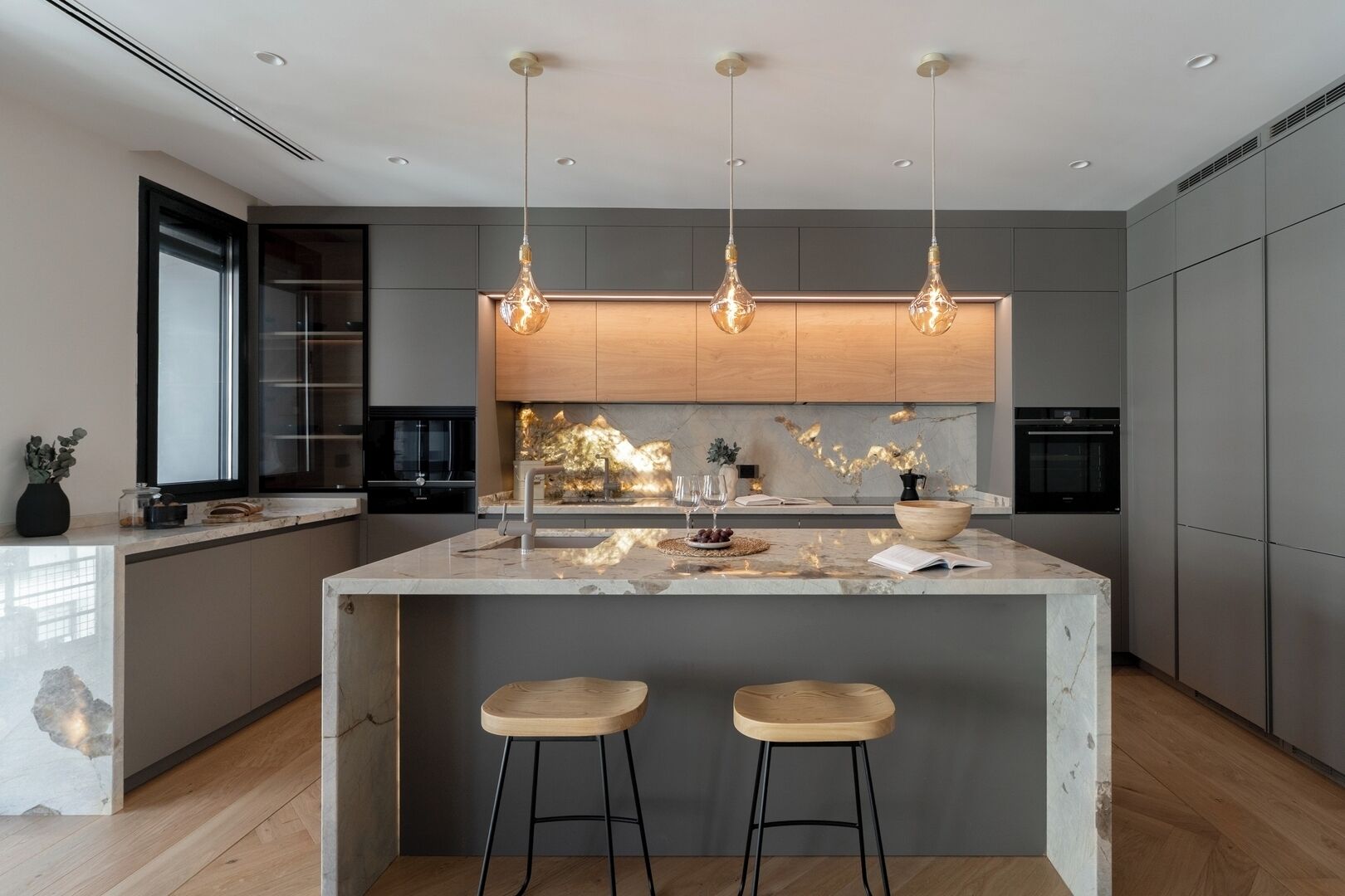 Kylskåp, mikrovågsugn, ugn och spishäll