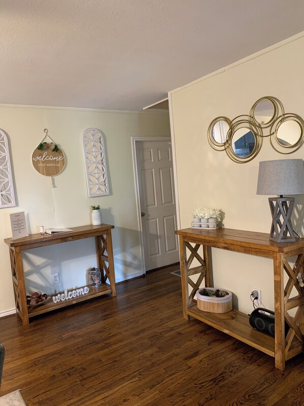 Interior - The Happy Hyde Away-Peaceful & Quite Cozy Home!! (Houston)