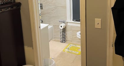 Amazing room with AC in charming Irvington