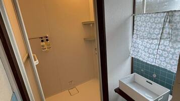 Shower, hair dryer, bidet, towels