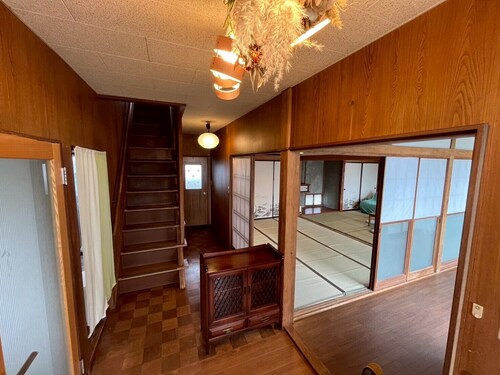 A single house rental inn overlooking vineyards, perfect for a wine trip.