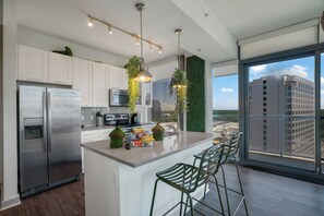 Microondas, horno, parrilla de estufa y lavavajillas 