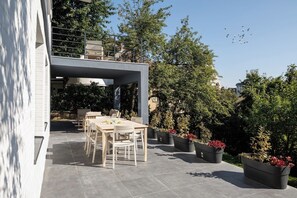 Outdoor dining - Citadel Signature Townhouse (Brașov)