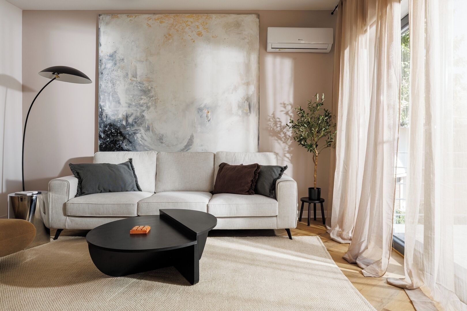 Televisión y chimenea 