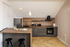 Fridge, oven, stovetop, dishwasher