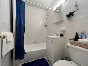 Haartrockner, Handtücher, Seife, Toilettenpapier