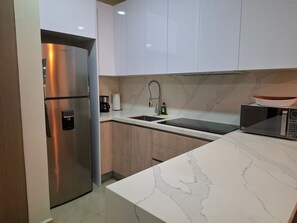 Frigorifero, microonde, piano cottura, macchina per tè/caffè