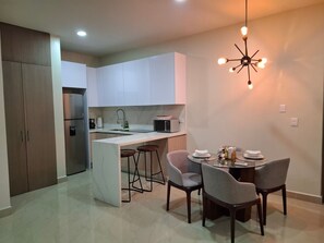 Kjøleskap, mikrobølgeovn, kokeplater og kaffetrakter/tekoker