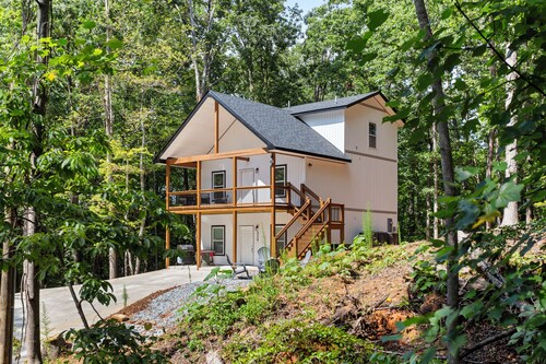 The Panda Lakehouse -  Charming 4 Bedroom Cabin in Lake Hartwell near Clemson