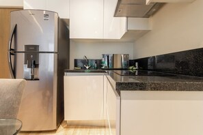 Frigorífico, microondas, cafetera o tetera y tostadora