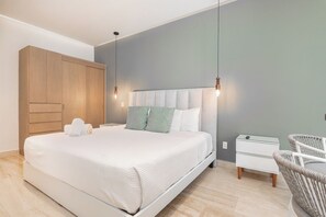 1 bedroom, WiFi, bed sheets - Luxury 1BR, 1 Block from 5th Ave. with Parking (Playa del Carmen)