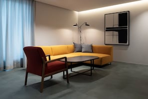 Signature | Escritorio, espacio para trabajar con laptop y cortinas blackout