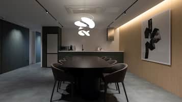 Signature | 書桌、手提電腦工作空間、遮光窗簾/窗簾、免費 Wi-Fi