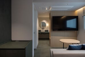 Massage | デスク、ノートパソコン用作業スペース、遮光カーテン、WiFi (無料)