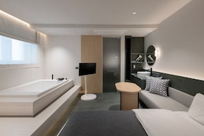 Wellness | Escritorio, espacio para trabajar con laptop y cortinas blackout