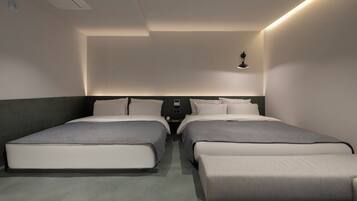 Escritorio, espacio para trabajar con laptop y cortinas blackout