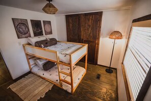2 chambres, fer et planche à repasser, lit de bébé portatif