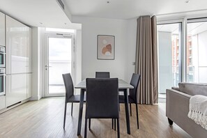 Dining - Blueground | Nine Elms, balcony, nr Battersea Park (London)