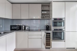 Fridge, microwave, oven, dishwasher - Blueground | Nine Elms, balcony, nr Battersea Park (London)
