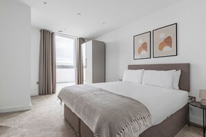 2 bedrooms, iron/ironing board, WiFi, bed sheets - Blueground | Nine Elms, balcony, nr Battersea Park (London)