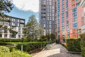 Exterior - Blueground | Nine Elms, balcony, nr Battersea Park (London)