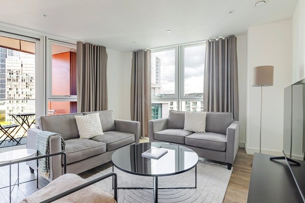 TV, stereo - Blueground | Nine Elms, balcony, nr Battersea Park (London)