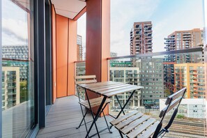 Outdoor dining - Blueground | Nine Elms, balcony, nr Battersea Park (London)