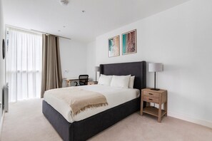 3 bedrooms, iron/ironing board, WiFi, bed sheets - Blueground | Isle of Dogs, sauna, nr Thames (London)