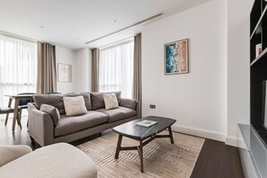 TV, stereo - Blueground | Isle of Dogs, sauna, nr Thames (London)