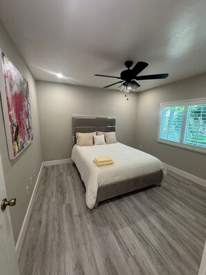 5 bedrooms, iron/ironing board, WiFi, bed sheets