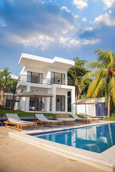 CASA BLANCA - EL ZAPOTE, EL SALVADOR
SALIDA AL ESTERO Y BOCANA