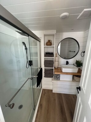 Dusche, Haartrockner, Handtücher, Seife