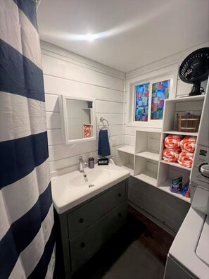 Regadera, secadora de cabello, toallas, jabón 