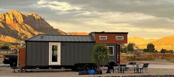 Tiny Home Lodge near Zion and Bryce Parks. Hot Tub, Stargazing, Stunning Views