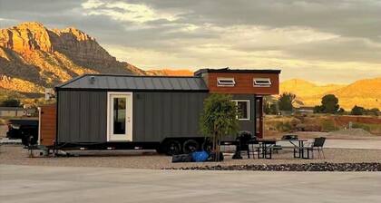 Tiny Home Lodge near Zion and Bryce Parks. Hot Tub, Stargazing, Stunning Views
