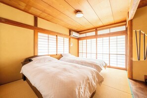 4 Schlafzimmer, Schreibtisch, Bügeleisen/Bügelbrett, Reisekinderbett