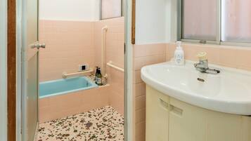 Douche, sèche-cheveux, serviettes fournies, savon