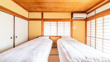 4 chambres, bureau, fer et planche à repasser, lit parapluie