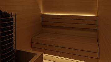 Un intérieur en bois avec un banc intégré et une étagère où sont rangés divers objets.