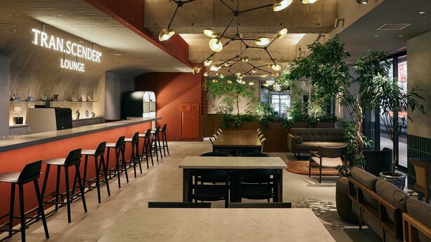 A modern lounge with a bar area, seating arrangements, and a ceiling with pendant lights. - TRAN.SCENDER HOTEL Yokohama (Yokohama)