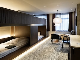 Bank Premier, Non Smoking | Down comforters, desk, free WiFi, bed sheets