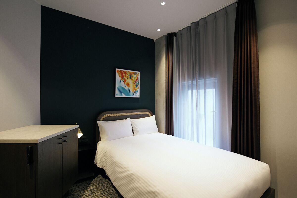 Moderate Semi Double, Non Smoking