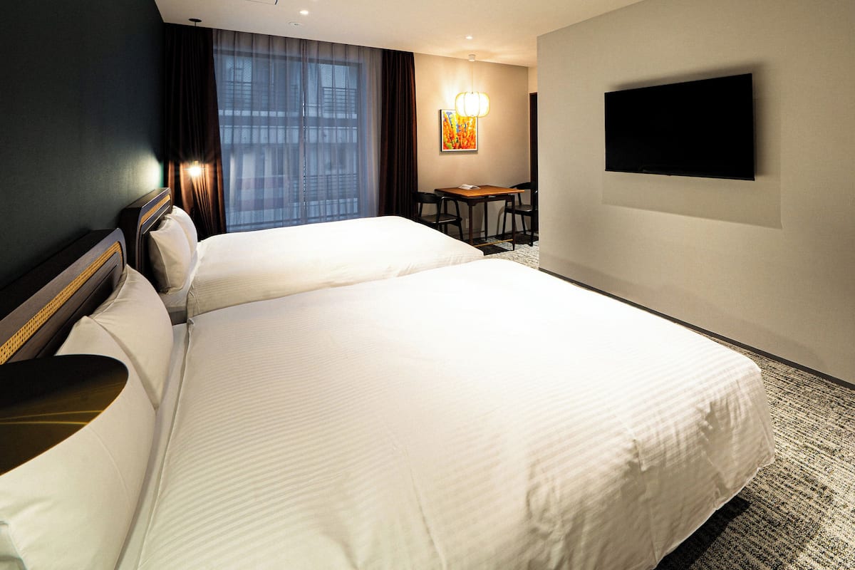 Cubrecamas, escritorio, wifi gratis y ropa de cama